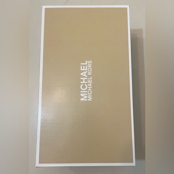 Michael Kors
Women's Irene Studded Sandals. Size 6.5. NIB. - Picture 8 of 10